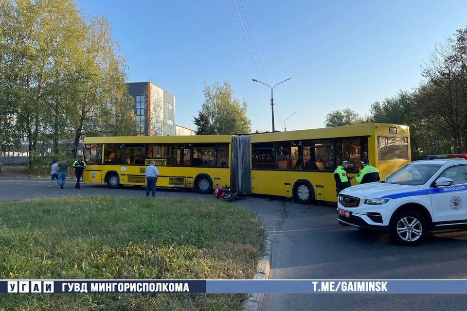 В Минске мотоцикл врезался в пассажирский автобус на улице Селицкого. Фото: телеграм-канал УГАИ ГУВД Мингорисполкома