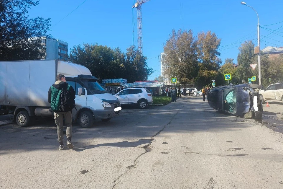 В Новосибирске водитель «Хонды» перевернулся и задавил женщину на тротуаре. Фото: Госавтоинспекция Новосибирской области