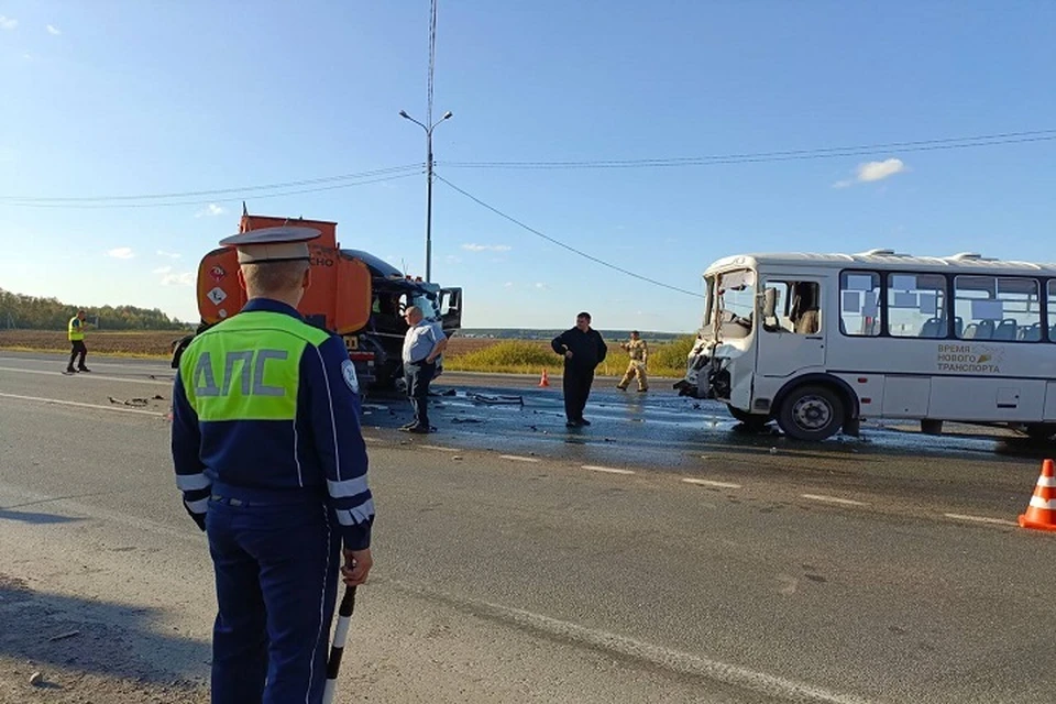 Водитель бензовоза проехал на красный свет в надежде «проскочить» и столкнулся с автобусом. Фото: руководитель пресс-службы ГУ МВД России по Свердловской области Валерий Горелых.