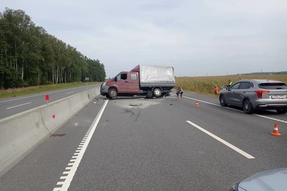 В Лидском районе водитель Skoda врезался в машину дорожной службы и погиб. Фото: телеграм-канал УВД Гродненского облисполкома