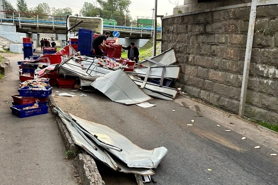 Фургон «ГАЗели» снесло под мостом на Южном шоссе. Фото: vk.com/spb_today
