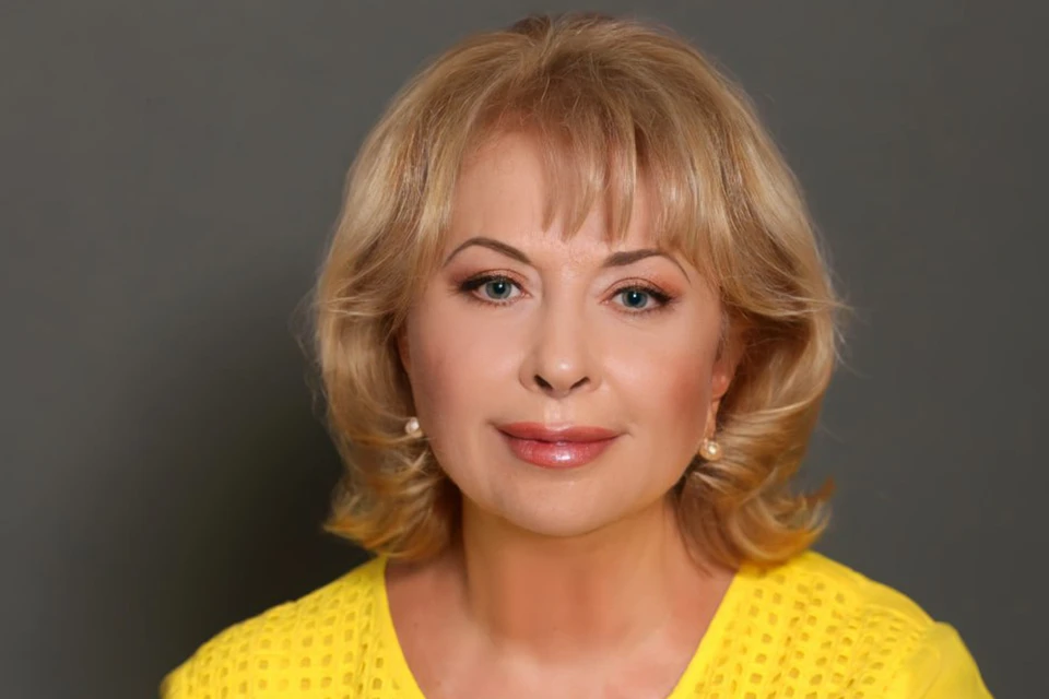 Телеведущая Мишина столкнулась с курьером на мопеде и получила травму руки