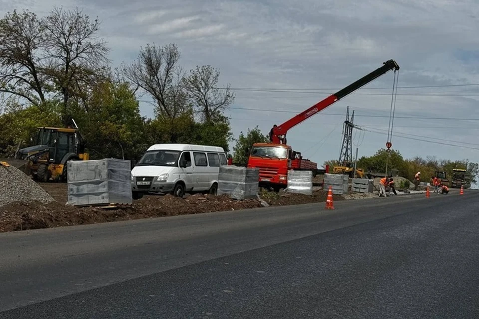 Дорожники из Москвы практически привели в порядок 2,8 километров участка трассы от Первомайска до Золотого. Фото - телеграм-канал главы Первомайска Сергея Колягина