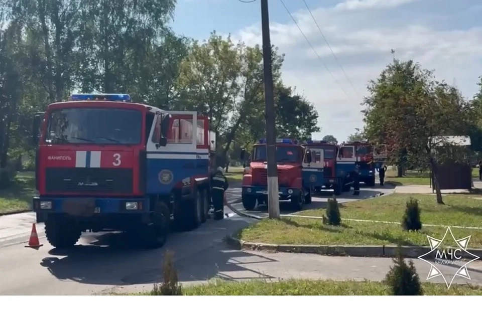 Подразделения МЧС ликвидировали возгорание в фанипольской гимназии. Фото: стоп-кадр | видео МЧС.