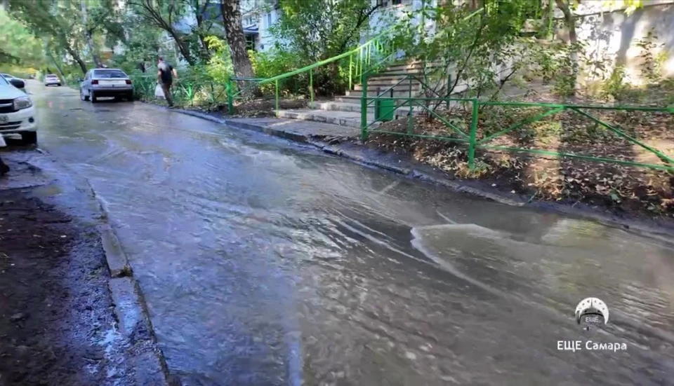 Вода затопила дворовые проезды. Фото: скриншот видео ЕЩЁ Самара
