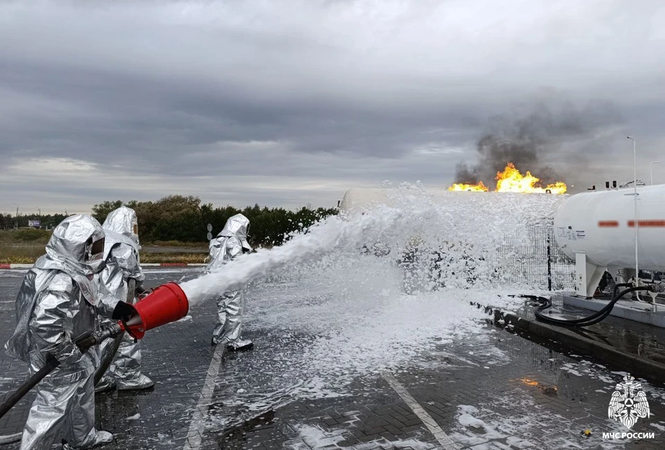 Пожарные тушили цистерну газовоза. Фото - тг-канал МЧС Запорожской области