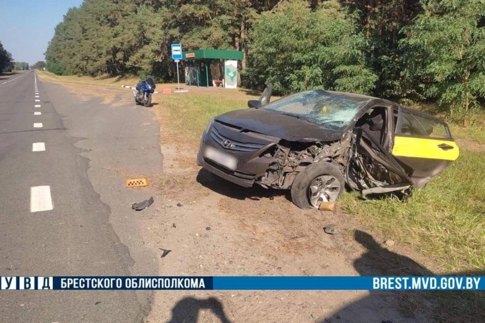 Водитель Nissan при обгоне выехал на встречку и врезался в машину такси под Брестом. Фото: телеграм-канал УВД Брестского облисполкома.