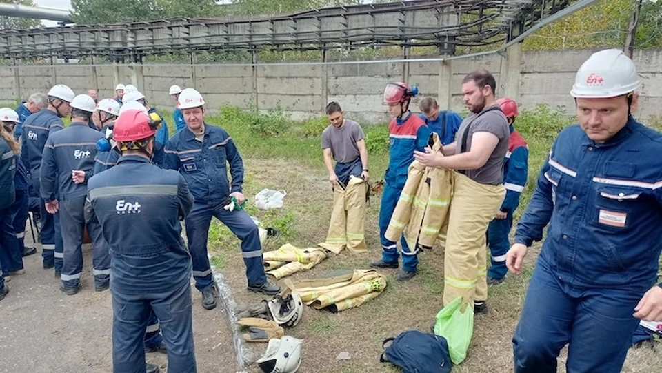 В пожарной эстафете участвовали команды 4 предприятий ГК «Волгаэнерго»: Автозаводская ТЭЦ, «Теплосети», «Заводские сети», «Генерация тепла». В зависимости от этапа прохождения каждому участнику выдавался свой вариант защитной экипировки