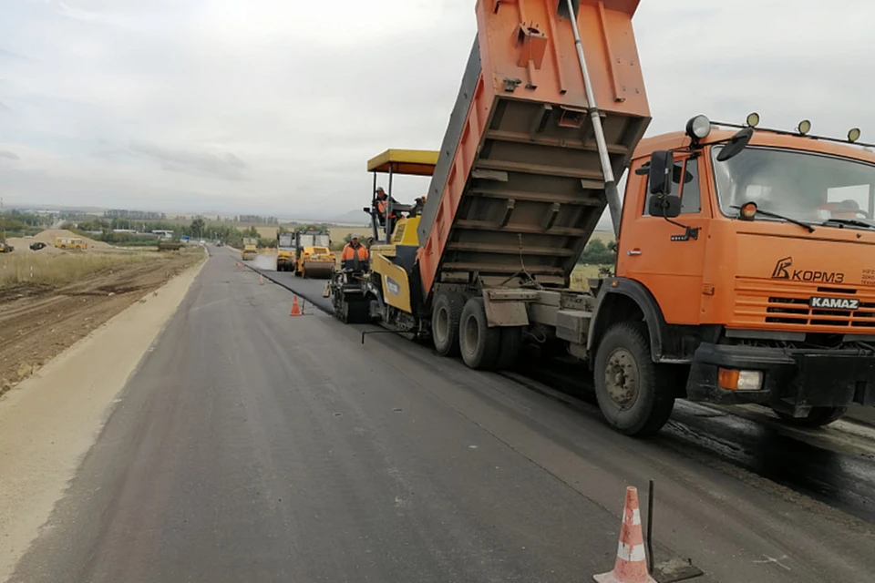 В настоящее время дорожники ведут работы по укладке верхнего слоя асфальтобетона