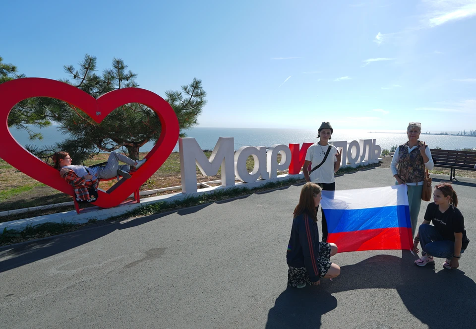 В приморском городе ДНР ко Дню воссоединения Республики с Россией прошел трогательный флэшмоб