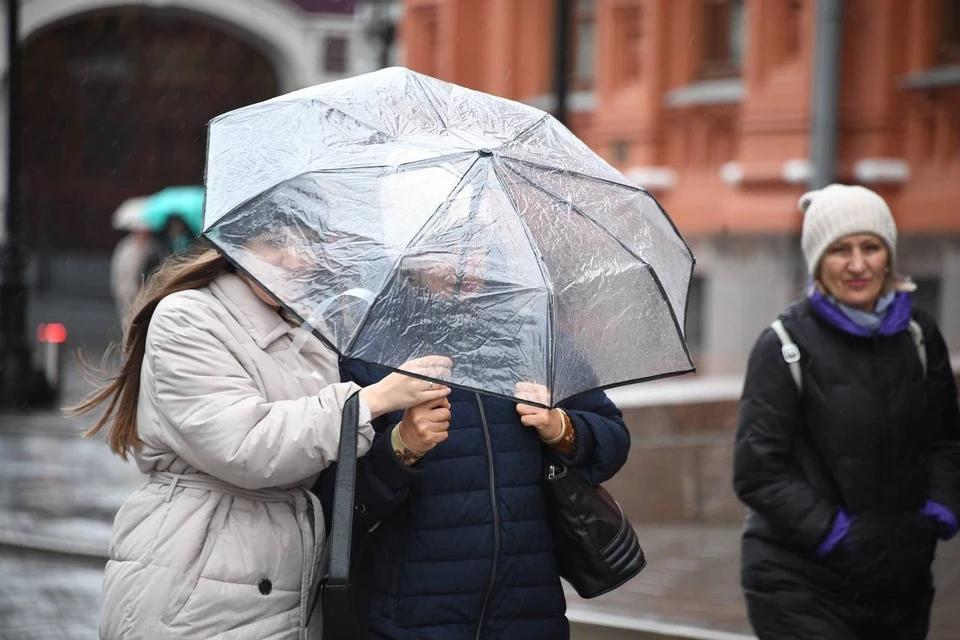 В непогоду горожан просят быть внимательными и осторожными на улицы