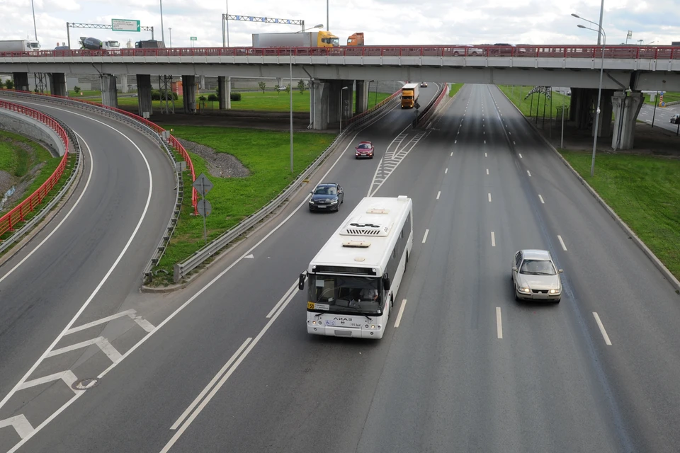 Туристический автобус насмерть сбил пешехода на КАД в Петербурге.