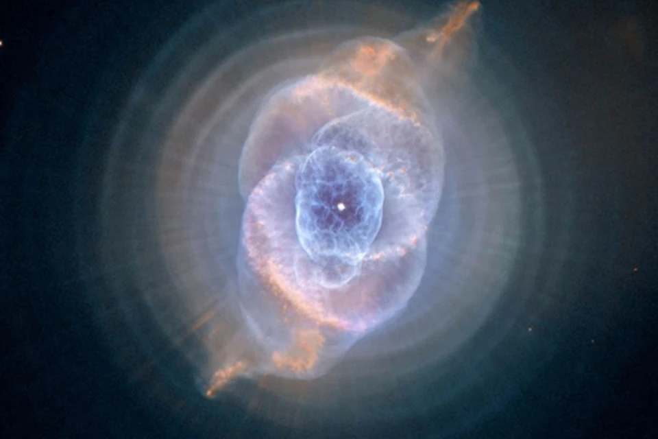 Туманность Кошачий глаз (Cat's Eye Nebula). Видна в созвездии Дракона. До нее 3262 световых года. Примерно так будет выглядеть наш мир в далеком будущем.