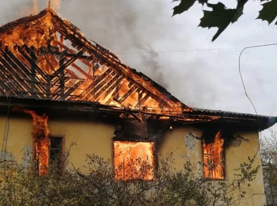 В Калуге подожгли расселенный дом