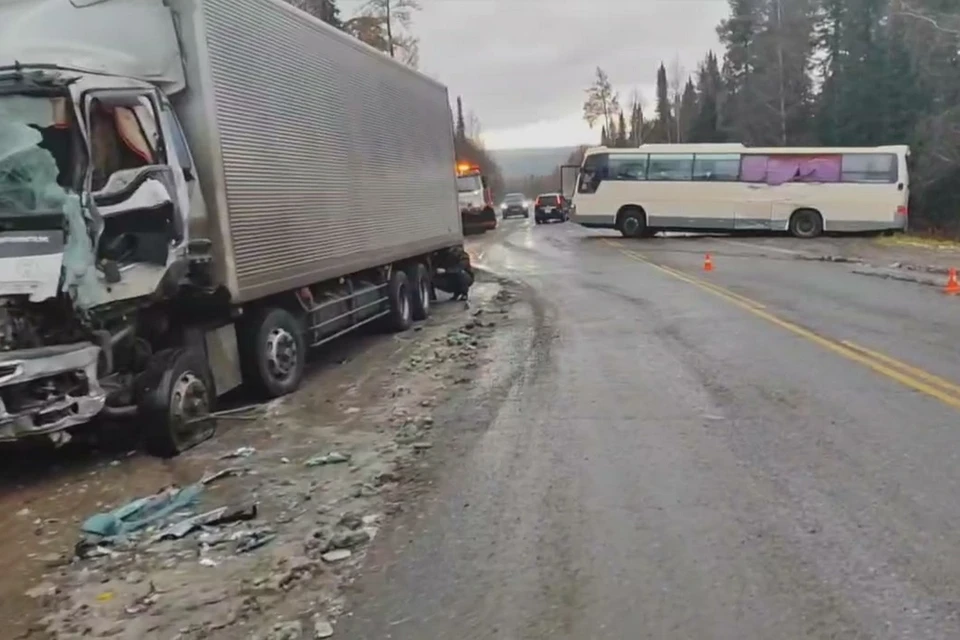 В Красноярском крае на заснеженной дороге столкнулись грузовик и автобус. Фото: стоп-кадр видео СК