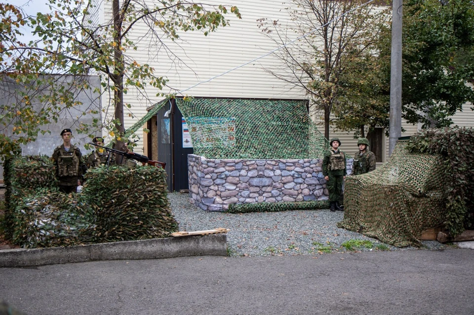 Возле школы даже создали копию настоящего военного блокпоста. Фото: администрация Симферополя