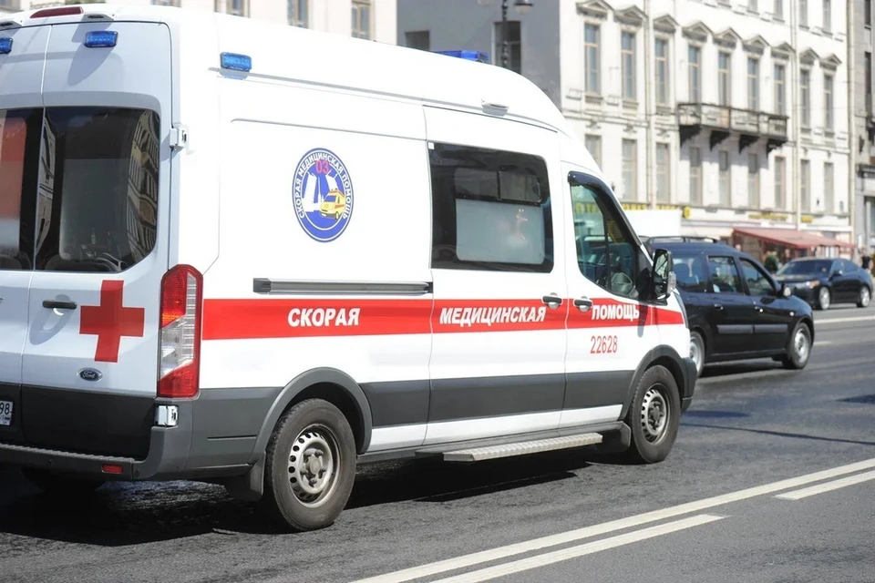 Два мальчика попали в больницу после ДТП на перекрестке в Петербурге.