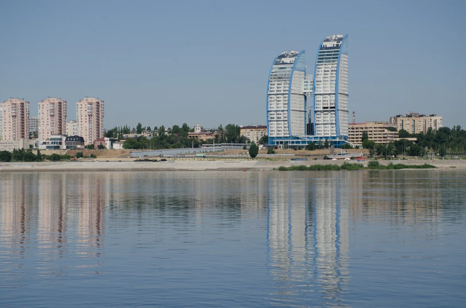 Подозрительные звуки шли со стороны реки.