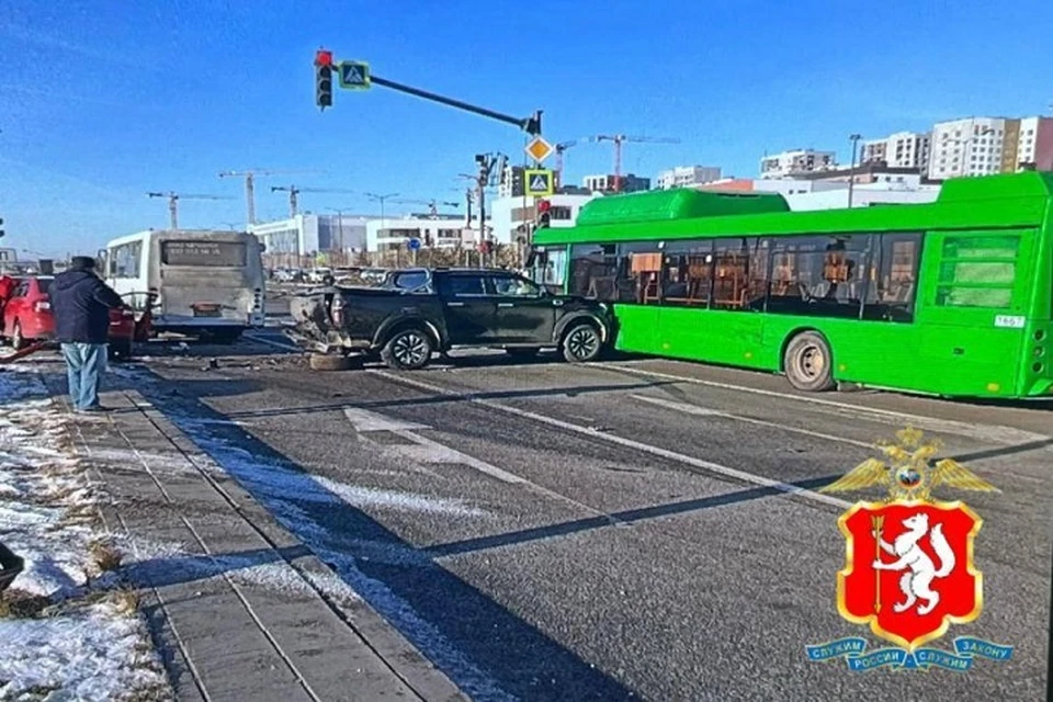 В Екатеринбурге возле дома № 8 по улице Лучистой произошло массовое ДТП. Фото: Госавтоинспекция Свердловской области.