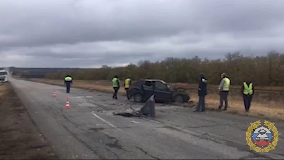 Легковушку сильно покорежило от удара.