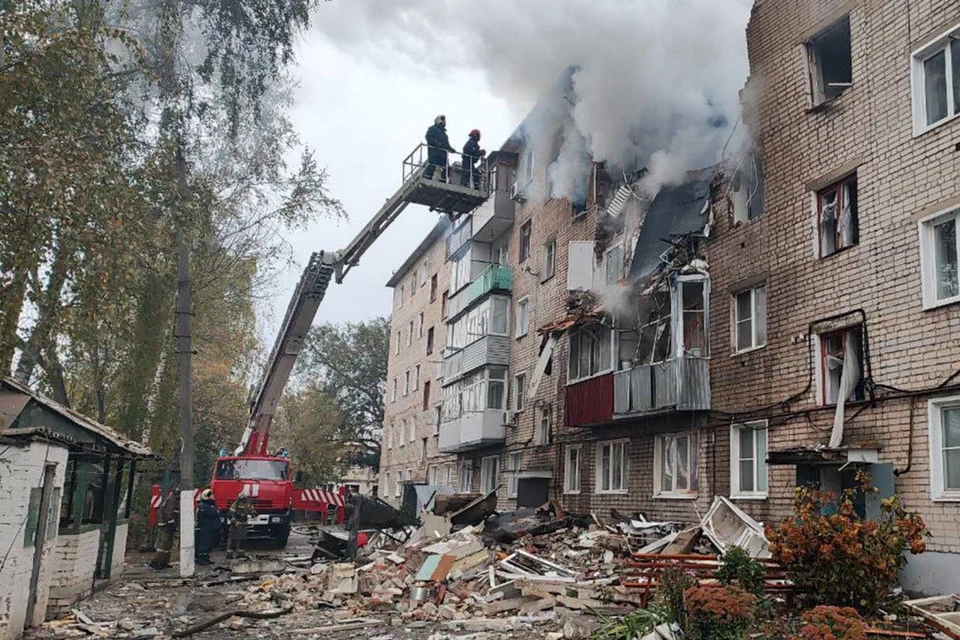 в городе Кирсанове Тамбовской области - после взрыва бытового газа - произошло частичное обрушение пятиэтажного дома. Фото: МЧС РФ