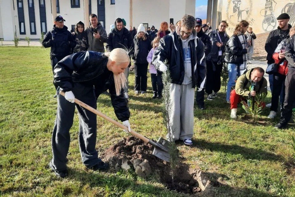 Клава Кока мастерски владеет лопатой