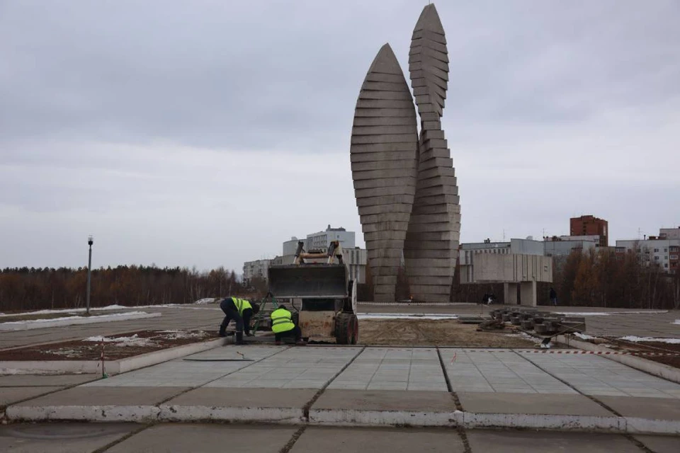 190 плит тротуарной плитки заменят около Мемориала Славы в Братске. Фото: администрация Братска.