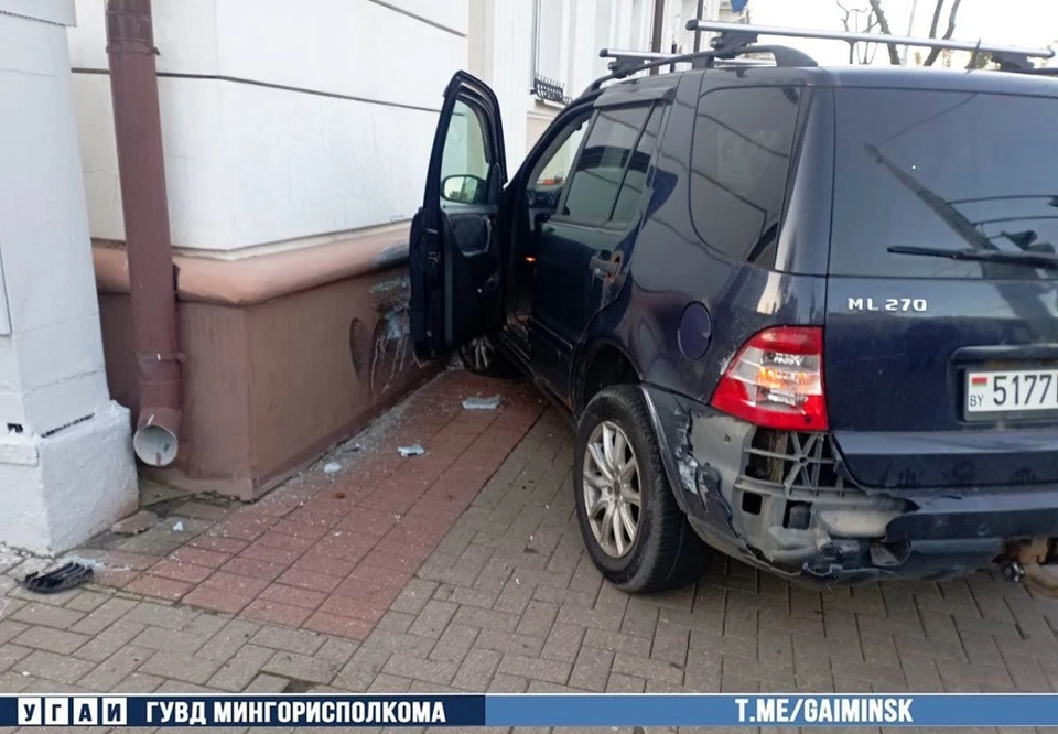 Машина врезалась в здание в Минске. Фото: УГАИ ГУВД Мингорисполкома.