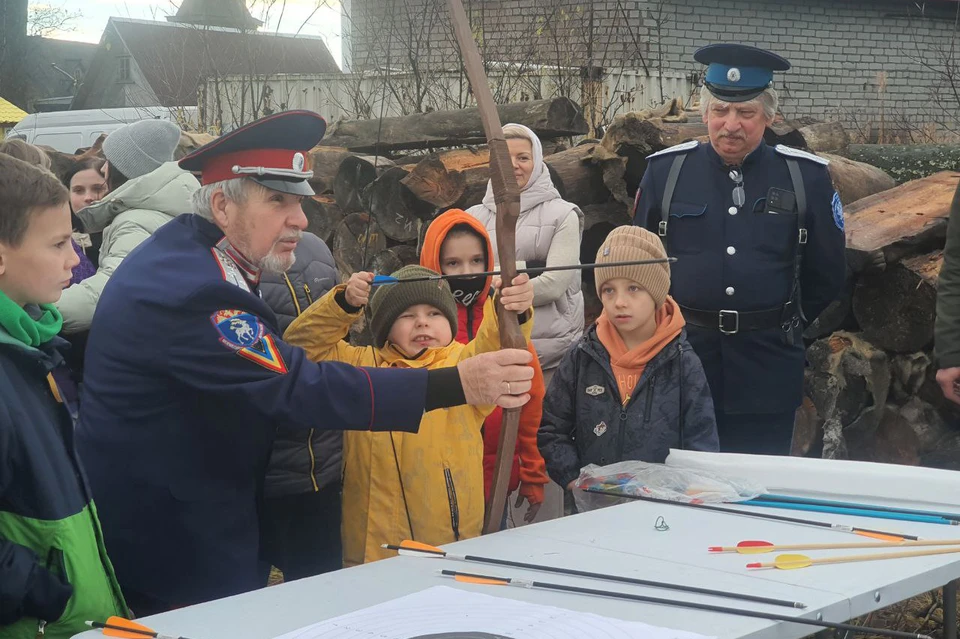 Под чутким контролем наставников любой желающий мог попробовать свои силы в стрельбе из этнического лука.