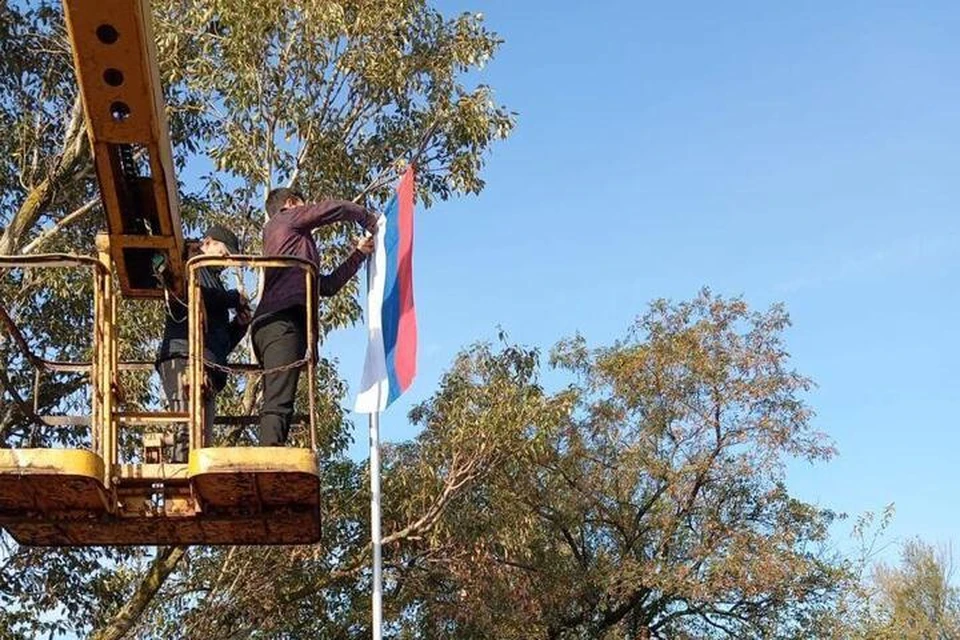 В Молочанске размещают российскую символику. ФОТО: администрация Токмакского МО