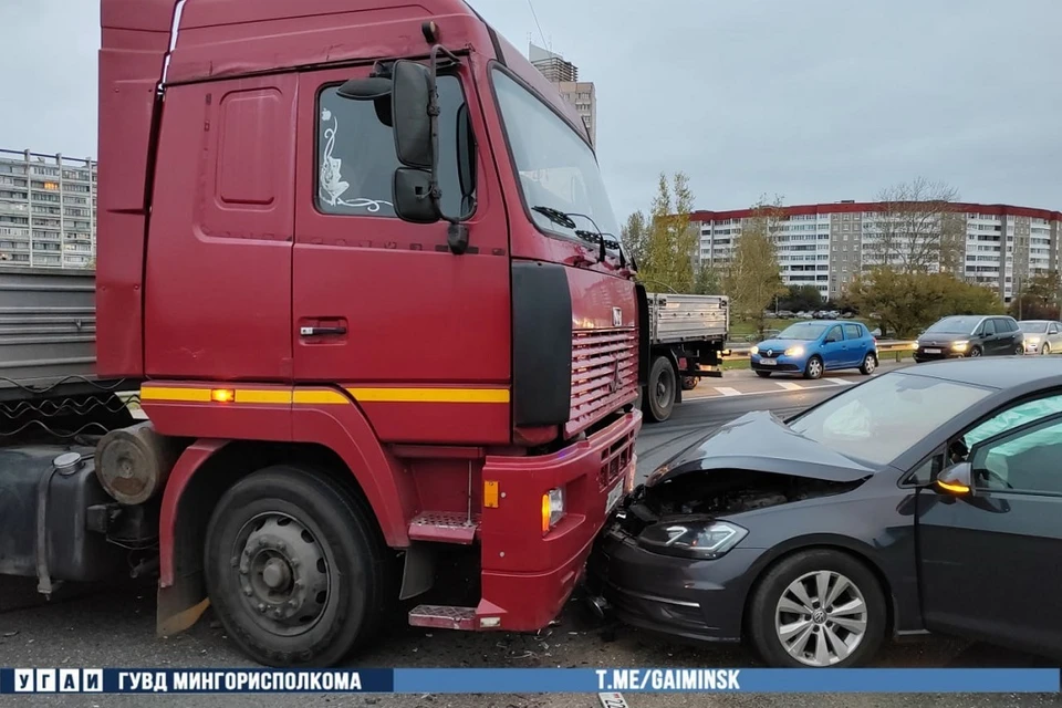 Два легковых и грузовой автомобиль стали участниками ДТП на МКАД. Фото: УГАИ ГУВД Мингорисполкома.