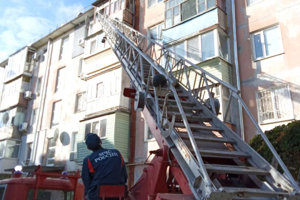 Спасатели через балкон попали в квартиру на пятом этаже. ФОТО: МЧС Запорожской области