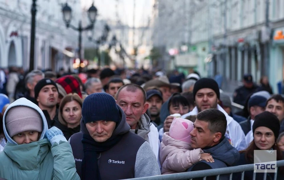 Огромные очереди граждан Молдовы в Москве к двум открытым избирательным участкам. Фото: ТАСС