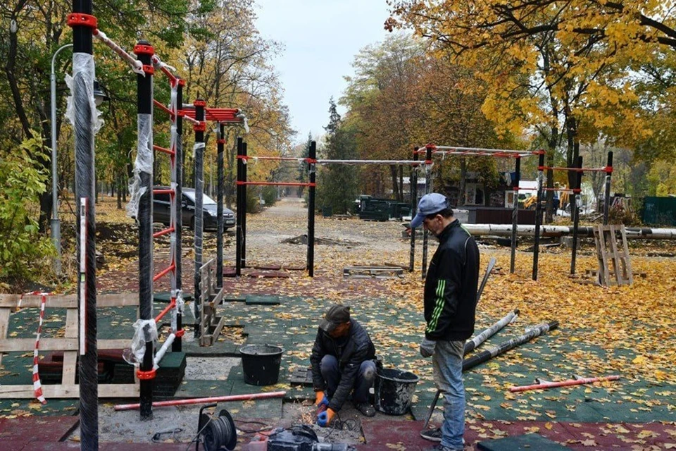 В Калининском районе Донецка продолжают реконструкцию сквера «Строитель». Фото: ЕР ДНР