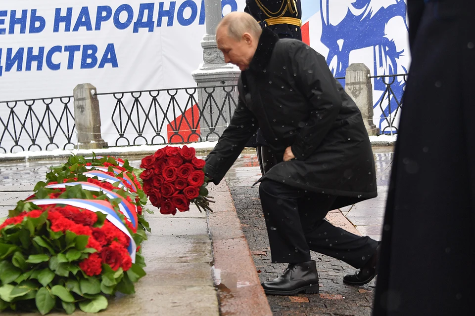 Владимир Путин во время церемонии возложения цветов к памятнику Кузьме Минину и Дмитрию Пожарскому на Красной площади