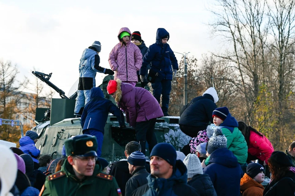 Среди представленной на выставке военной техники можно увидеть бронемашины Украины и стран Запада