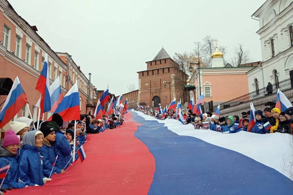 На Ивановском съезде развернули 100-метровый флаг России.