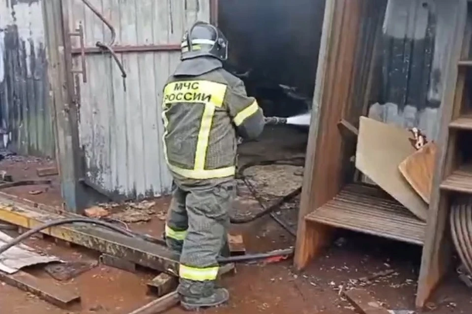 Пожарные тушили цех по производству детских площадок. Фото: телеграм-канал МЧС России
