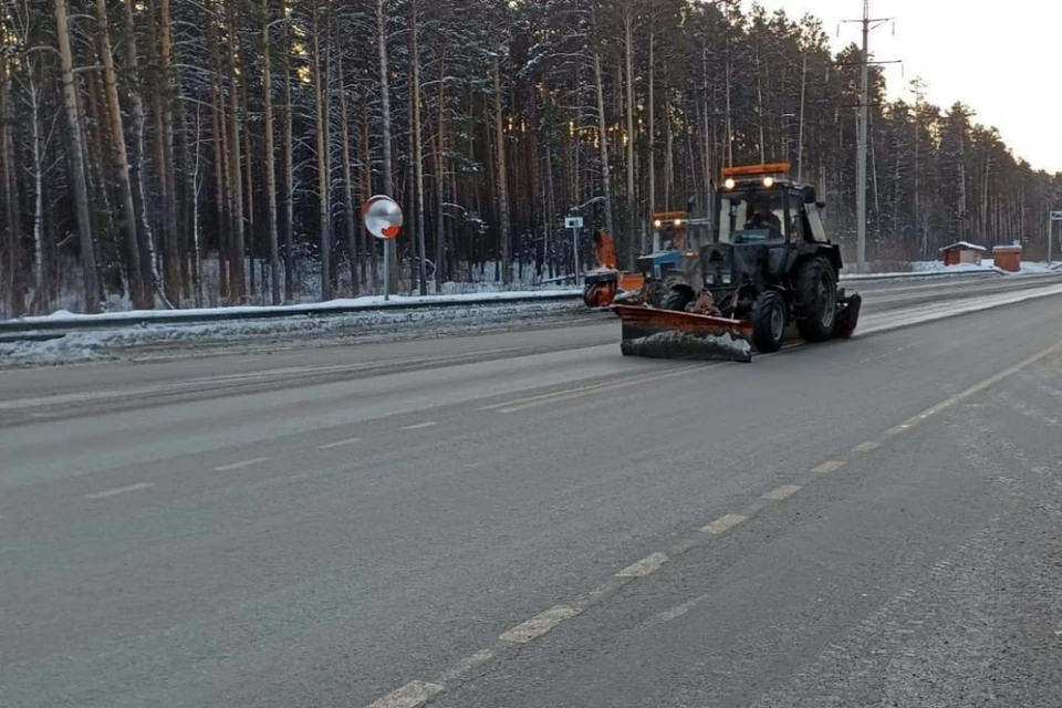 Более 200 единиц техники чистят дороги от снега и льда в Новосибирской области. Фото: ТУАД Новосибирской области