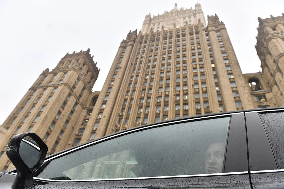 В Министерство иностранных дел России 8 ноября был вызван заместитель главы канадской дипмиссии в Москве, где ему вручили официальную ноту.