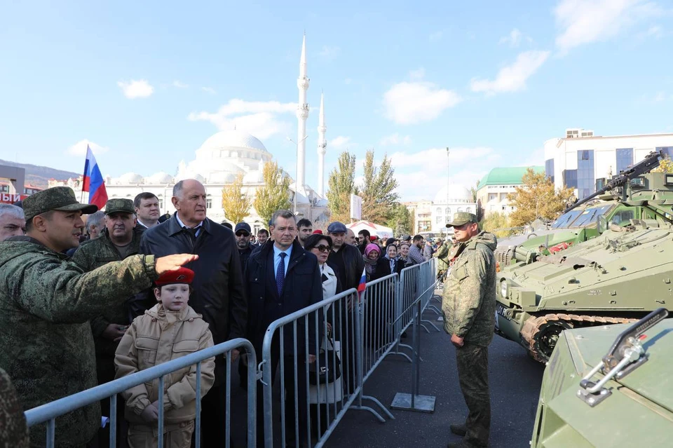 Выставку открыл премьер республики и врио командующего войсками ЮВО. Фото: пресс-служба правительства Дагестана