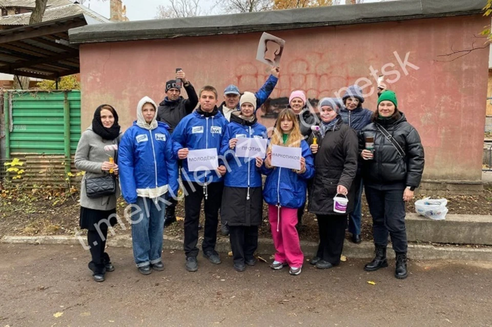 С помощью аэрозольной краски и трафаретов в виде котиков волонтеры преобразовывали сомнительные надписи в инсталляцию добра. Фото: ТГ/Кулемзин