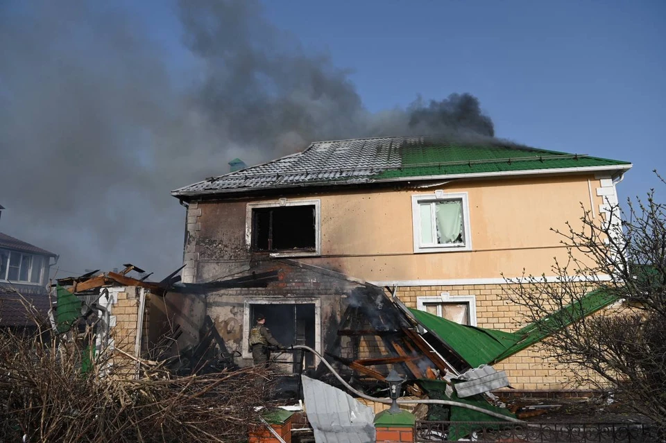 В Белгороде повреждены 11 квартир в шести домах (выбиты стекла), два магазина, восемь легковушек и один частный дом.