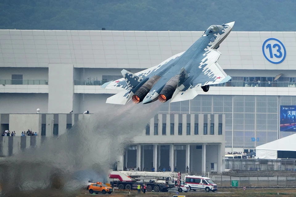 На проходящей в Китае международной авиационно-космической выставке Airshow China 2024 российский истребитель Су-57Э стал главной звездой и главной сенсацией.