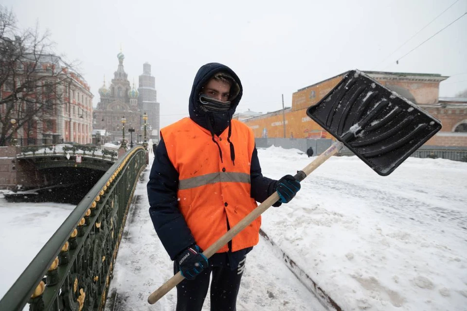 С Нового года в Петербурге будут работать 5400 дворников.