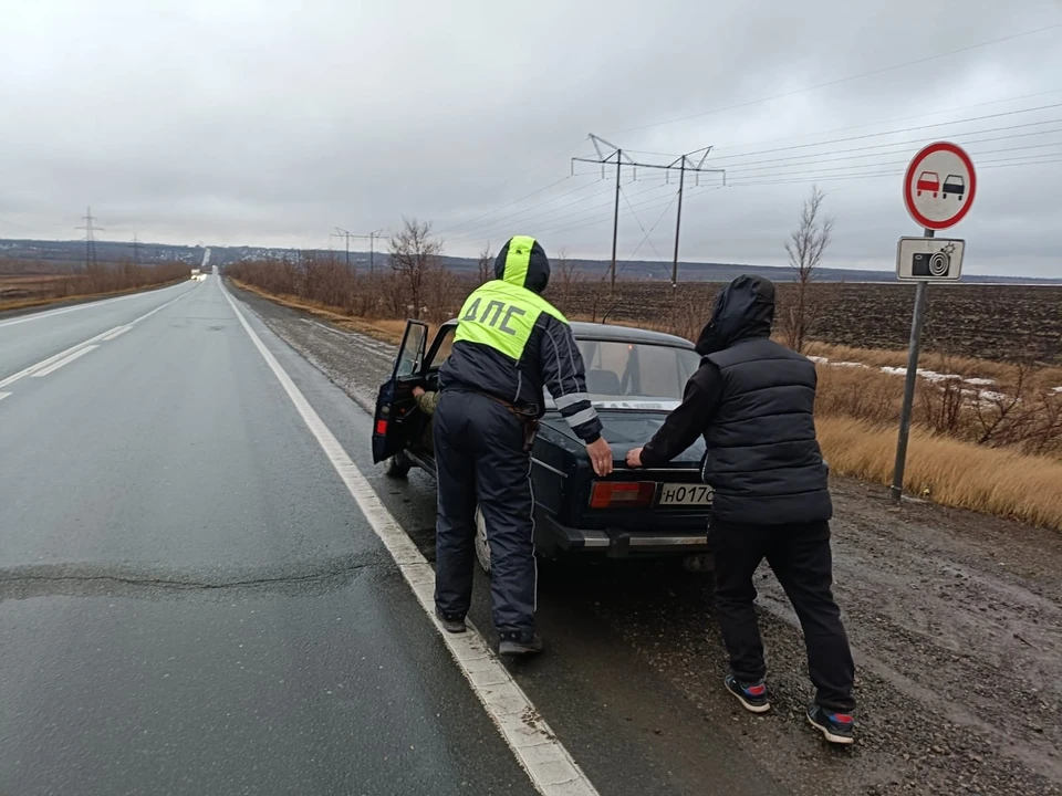 Один убрать с проезжей части машину водитель не мог. Фото: Госавтоинспекция Самарской области