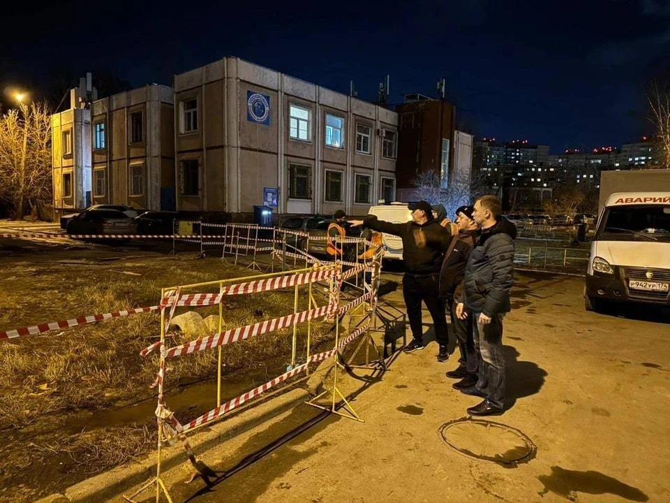 Во дворе на Комсомольском проспекте прорвало трубу с горячей водой. Фото: администрация Челябинска