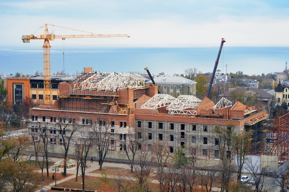 В Мариуполе монтируют кровлю драмтеатра