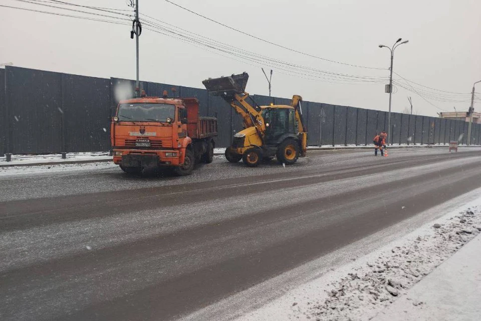 Улицы Иркутска круглосуточно очищают от снега и мусора.