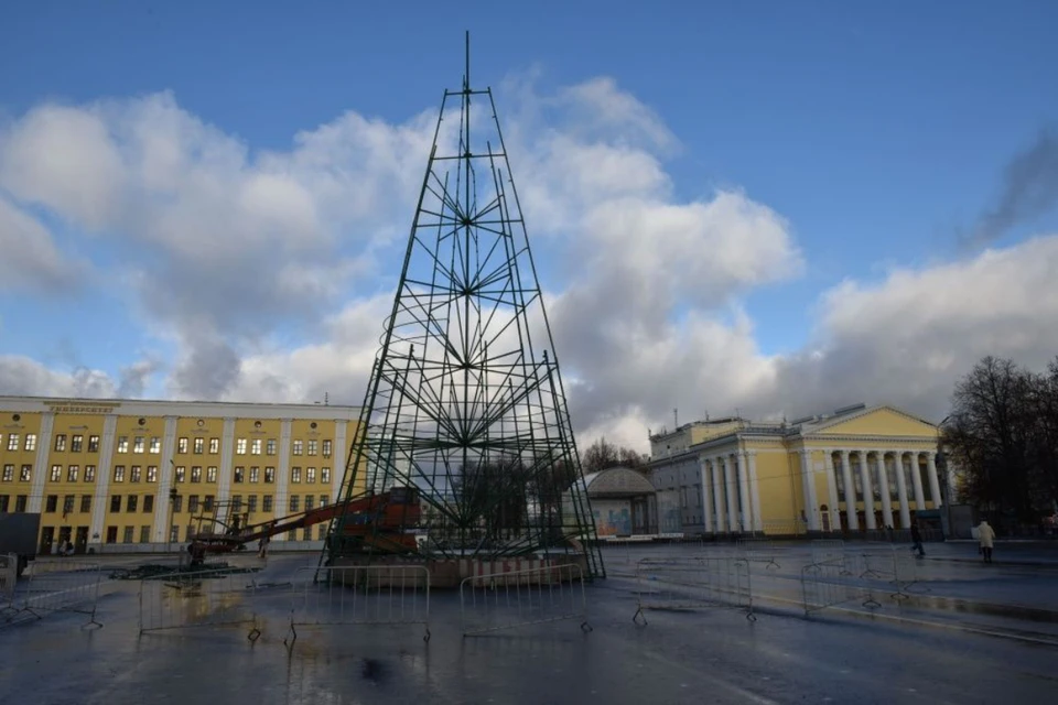 На Театральной площади продолжается установка новогодней елки. Фото: t.me/simakov_kirov